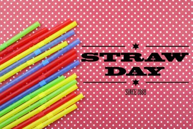 kokteyl tüpler üzerinde parlak renkli bir arka planla ile saman gün yalan.