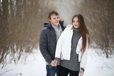 aşıklar bir tarihte kış öğleden sonra kar kar fırtınası çifti