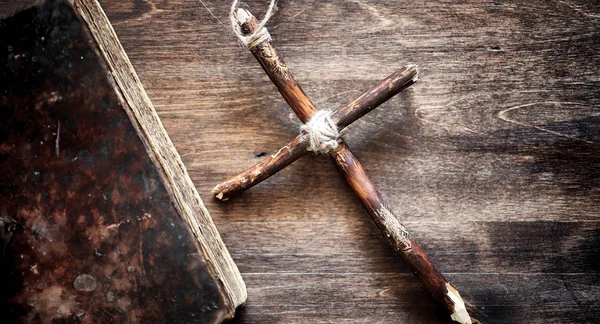 Náboženské stará kniha na dřevěný stůl. Náboženské kříže vázána ŽÁ — Stock fotografie