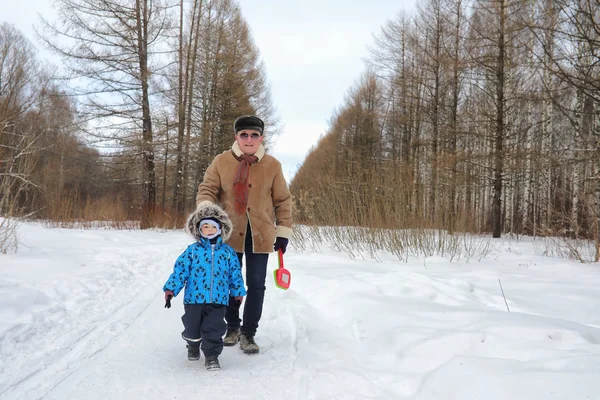 Niño con familia divertirse en un parque de invierno — Foto de Stock