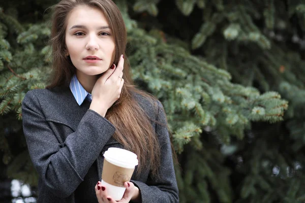 Fiatal lány, egy papír csésze kávé szabadban — Stock Fotó