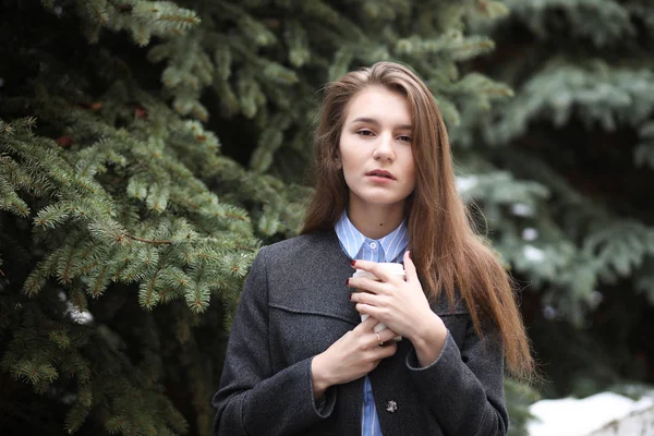 Junges Mädchen mit einer Tasse Kaffee im Freien — Stockfoto