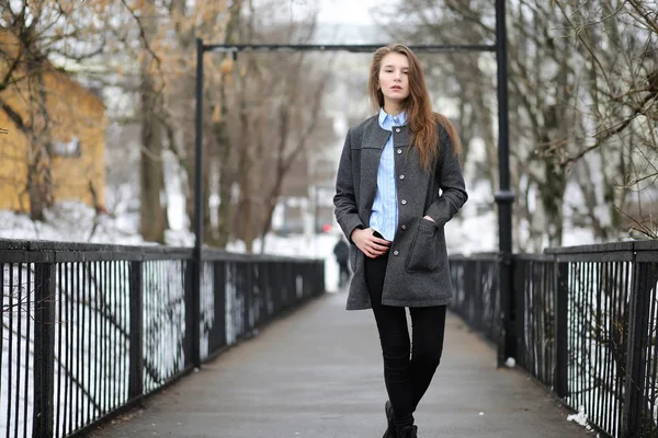 Giovane ragazza adulta in cappotto sulla strada — Foto Stock