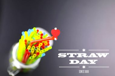 kokteyl tüpler saman günden beri 1 ile siyah bir arka plan üzerinde yalan