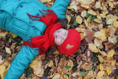 Genç güzel anne ile kızı niteliğine. Bir kız bir