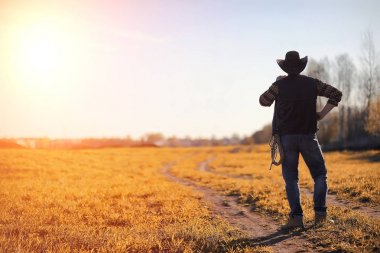 Adam kovboy şapkası ve alanında bir loso. Bir f Amerikan çiftçi