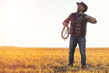 Adam kovboy şapkası ve alanında bir loso. Bir f Amerikan çiftçi