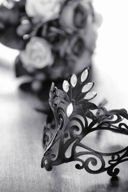 Karnaval maskesi masanın üzerinde. Kamuflaj bir Tarih Konu