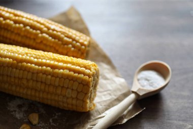 Bir ahşap üzerine tuz ile haşlanmış mısır mısır koçanı