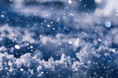 Kışın buz doku. Bir sokağa donmuş su parçaları