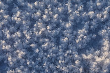Kışın buz doku. Bir sokağa donmuş su parçaları