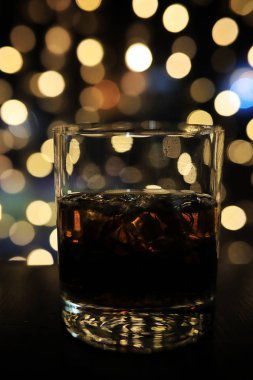 Mevsimlik arka plan daire bokeh ile buzda alkolle bardak