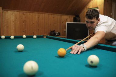 Adam bilardo oynuyor.