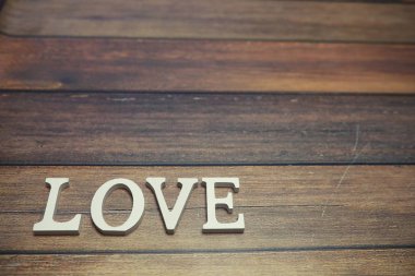 Word'den aşk ahşap harfler arka plan üzerinde