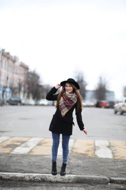 Erken baharda bir yürüyüşe Fransız kadın