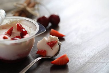 Taze çilek ve vişne ile yoğurt