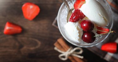 Çilek ile taze yoğurt. Taze ve ju ile bir kase dondurma