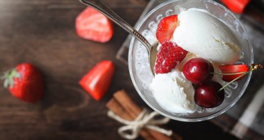 Çilek ile taze yoğurt. Taze ve ju ile bir kase dondurma
