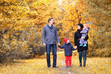 Öğleden sonra sonbahar Park aile