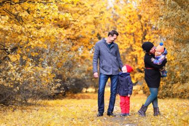 Öğleden sonra sonbahar Park aile