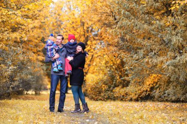 Öğleden sonra sonbahar Park aile
