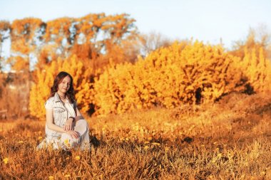 Kız sonbahar parkta yürüyüş. Sonbahar şehrin d kızla