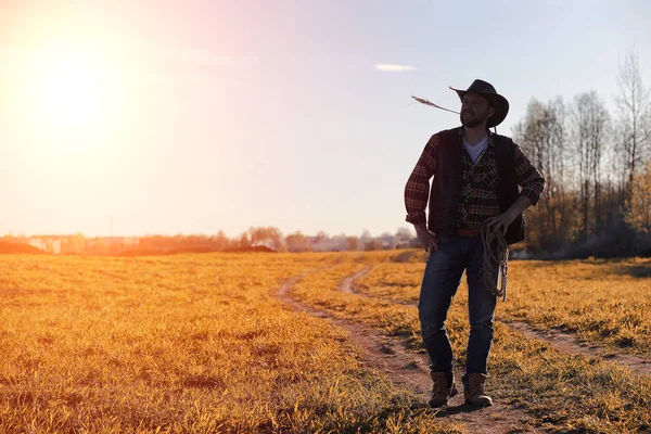 Um chapéu de cowboy e um loso no terreno. agricultor americano em um f — Fotografia de Stock