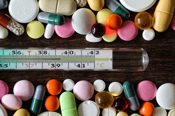 Medicamentos sobre fondo de madera texturizada — Foto de Stock