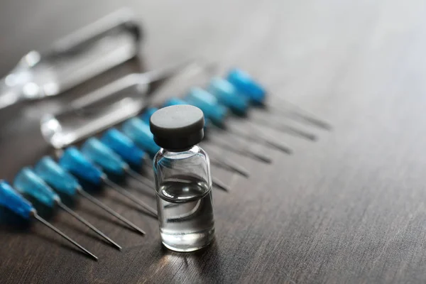 Ampolla y agujas de una jeringa médica — Foto de Stock