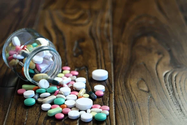 Sokszínű tabletták különböző formájú és méretű — Stock Fotó