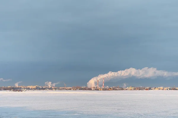 Zima Krajobraz snow pokryte połaci. Zima w parku — Zdjęcie stockowe