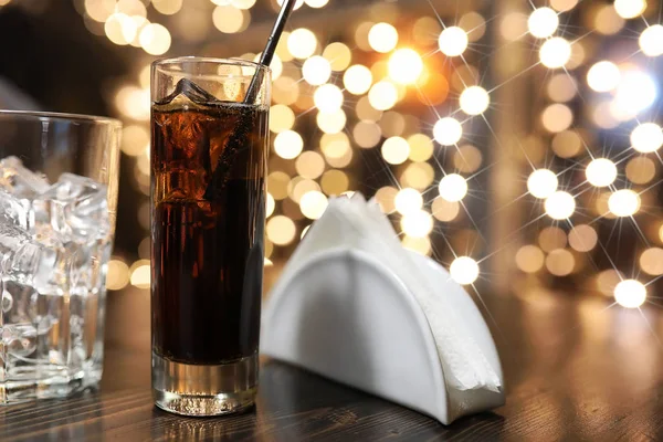 masada buz ile soğuk alkol içki bardak