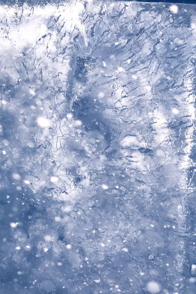 Textura de gelo no inverno. Pedaços de água congelada em uma rua em — Fotografia de Stock