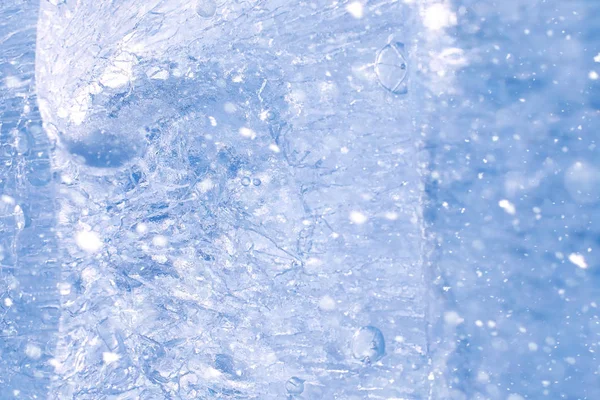 Texture di ghiaccio in inverno. Pezzi di acqua congelata su una strada in — Foto Stock