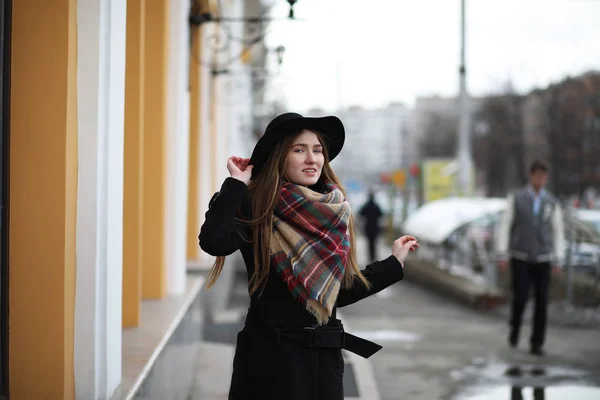 Mujer francesa para dar un paseo a principios de primavera — Foto de Stock