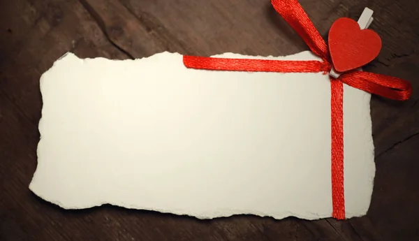 Biała kartka papieru miłość notatek i kształt serca — Zdjęcie stockowe
