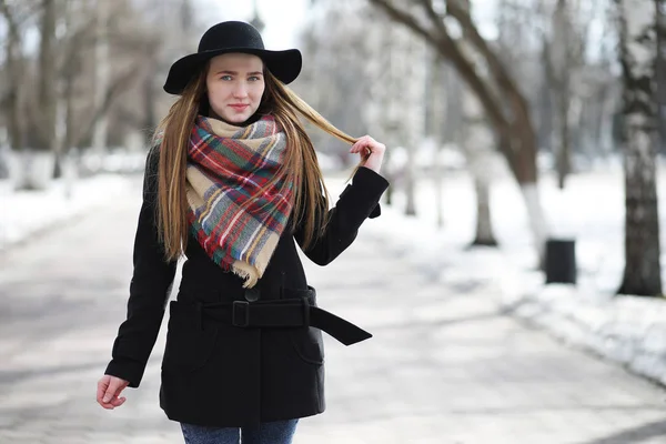 Franse vrouw voor een wandeling in het vroege voorjaar — Stockfoto