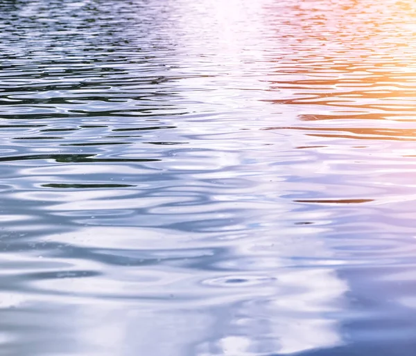 Landschaftssee. Textur des Wassers. Der See ist im Morgengrauen. der Mund — Stockfoto