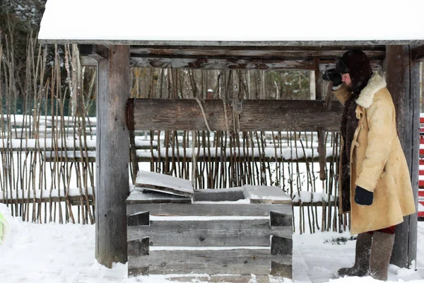 Traje de invierno tradicional de la edad medieval campesina en Rusia —  Fotos de Stock