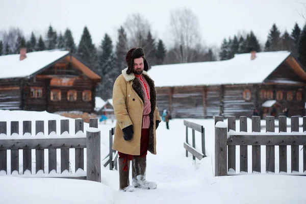 Tradiční zimní kostým rolnického středověku v Rusku — Stock fotografie