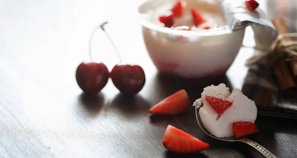 Frischer Joghurt mit Beeren. Eis in einer Schüssel mit frischem und ju — Stockfoto