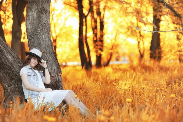 Mädchen, die im Herbstpark spazieren gehen. Herbst in der Stadt, Mädchen mit d — Stockfoto