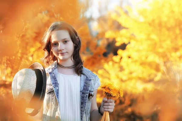 Fille marchant dans le parc d'automne. Automne dans la ville, fille avec d — Photo