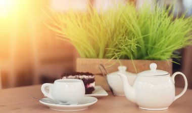 Bir içki ve bir sokak kafede tatlı su ısıtıcısı. Ket çay