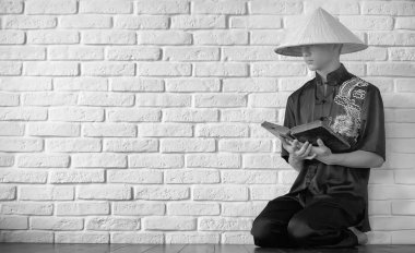 Asya acemi bir beyaz tuğla duvar