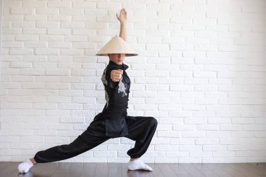 Asya genç acemi bir beyaz tuğla duvar