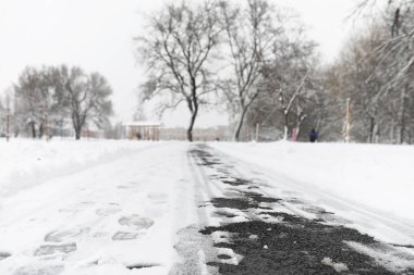 Karda ayak izleri. İlk kar üzerinde ayak izleri. Dizi