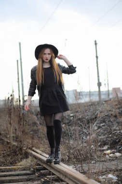 Şehrin içinde bir deri yelek sokak aşağı bir kız yürüyor bir