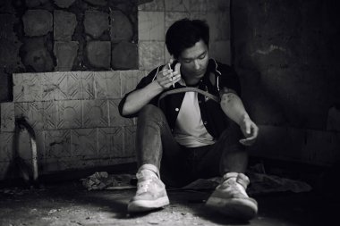 Genç bir adam uyuşturucu alır