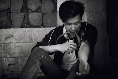 Genç bir adam uyuşturucu alır